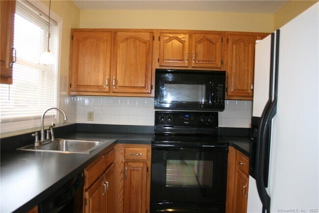 Building Photo - 92 Commodore Commons Ct