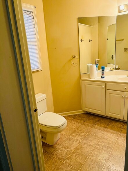 Building Photo - 1040 Roundknob Ave