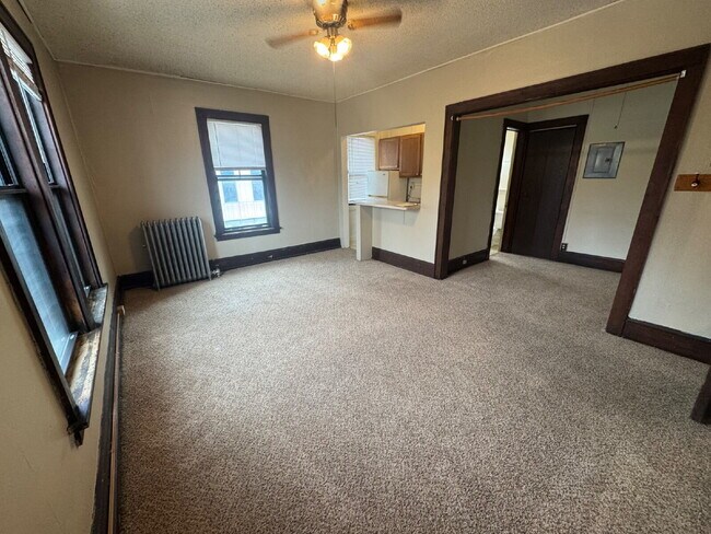 Building Photo - "Charming Studio Retreat in Minneapolis - Cozy 410 Sq. Ft. Gem with Full Bath!"