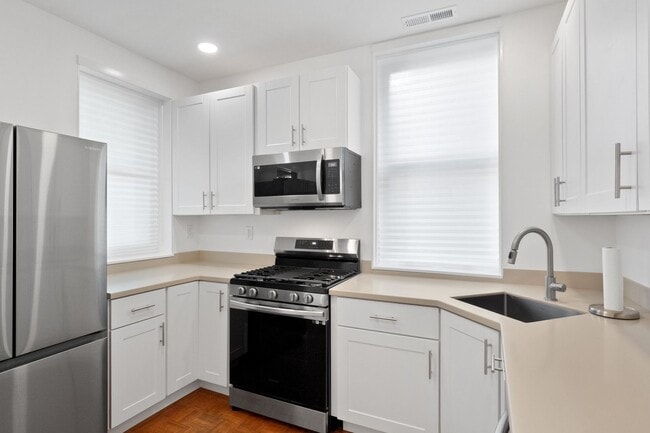 Building Photo - Hi-Pointe Adjacent House!