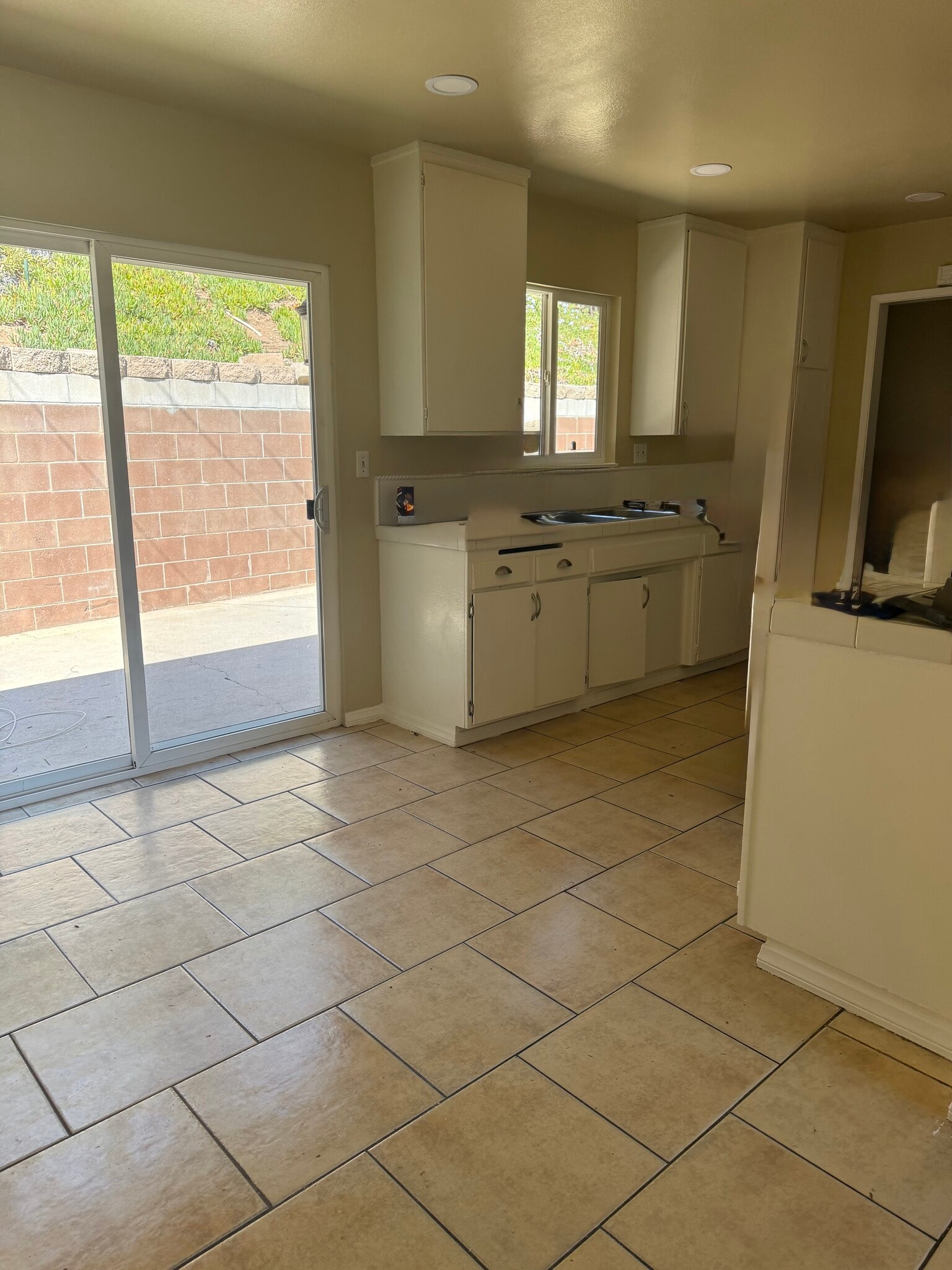 Building Photo - 4692 Tajo Dr