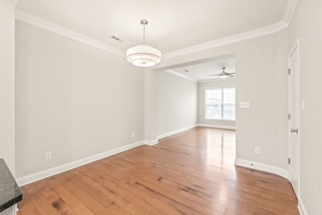 Building Photo - (Coming Soon) Newly Renovated Townhome Oas...