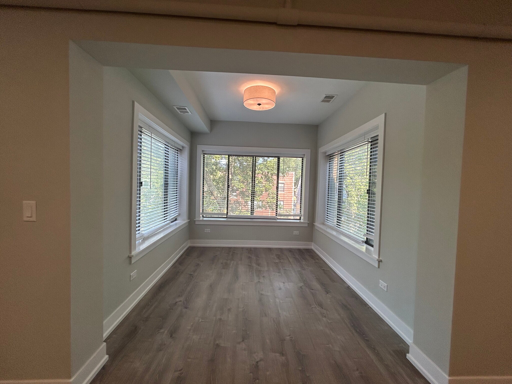 Building Photo - 1000 Crain St