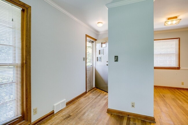 Building Photo - 3 bedroom, 2 bath Ranch -AVAILABLE AUGUST