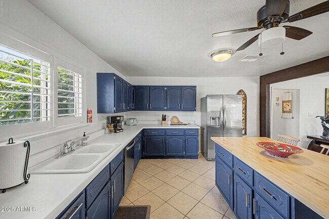 Building Photo - 1221 E Mescal St