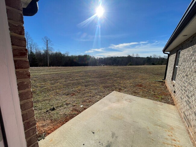 Building Photo - Available on September 10th, 2026!  2 bed 1 bath duplex in Denver NC!