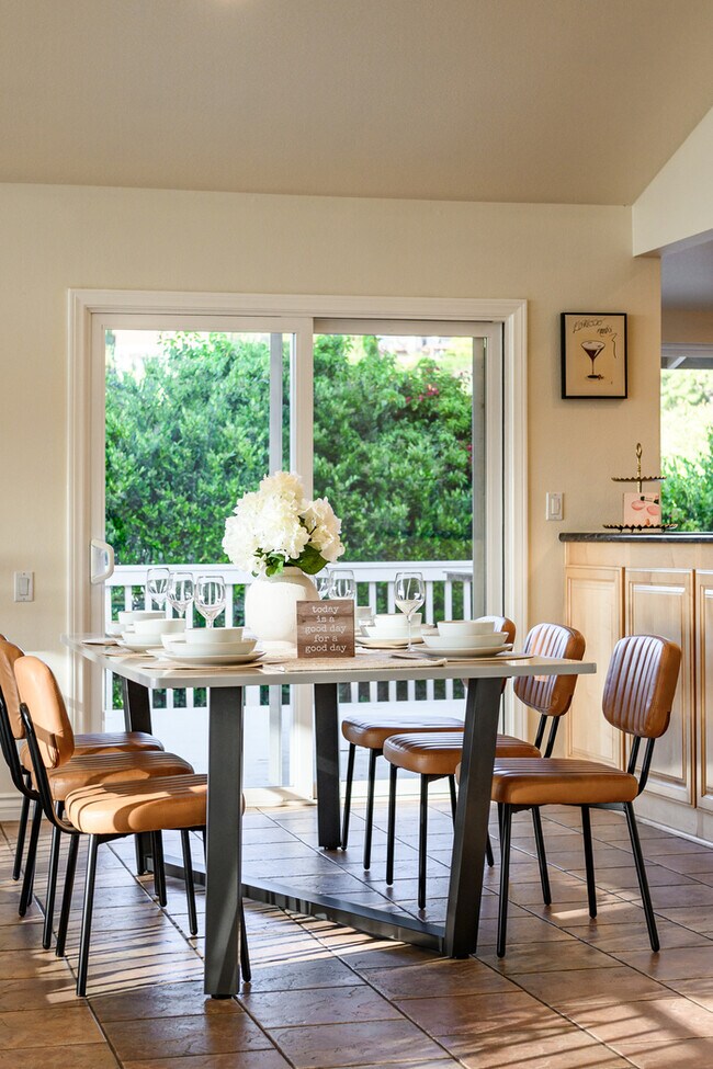 Building Photo - 10961 Limetree Dr