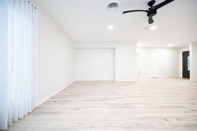 Building Photo - 4914 Cheena Dr