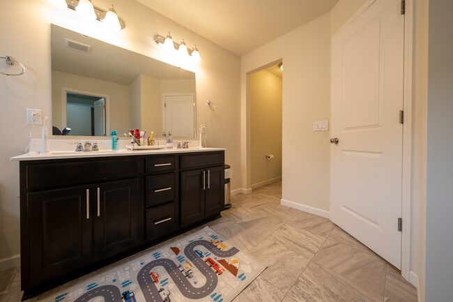 Building Photo - 5595 Queensland Ln N