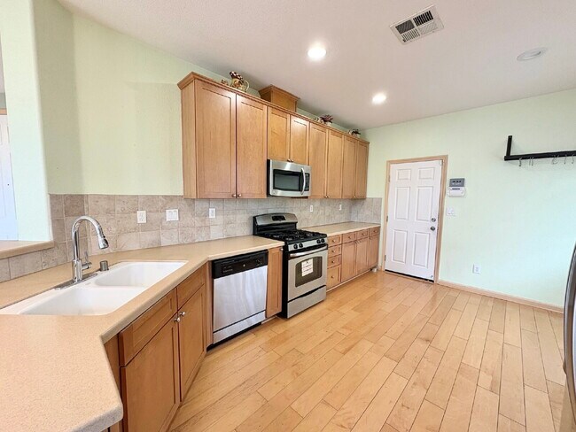 Building Photo - 50% off your first month’s rent move-in special! Spacious 4BR / 2.5BA Home in Pittsburg