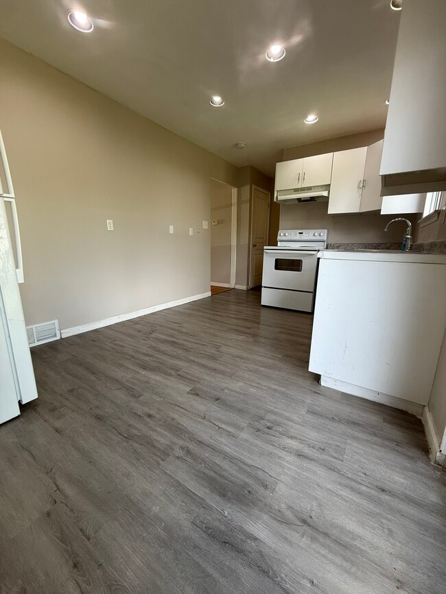 Primary Photo - 105 S Christine Cir