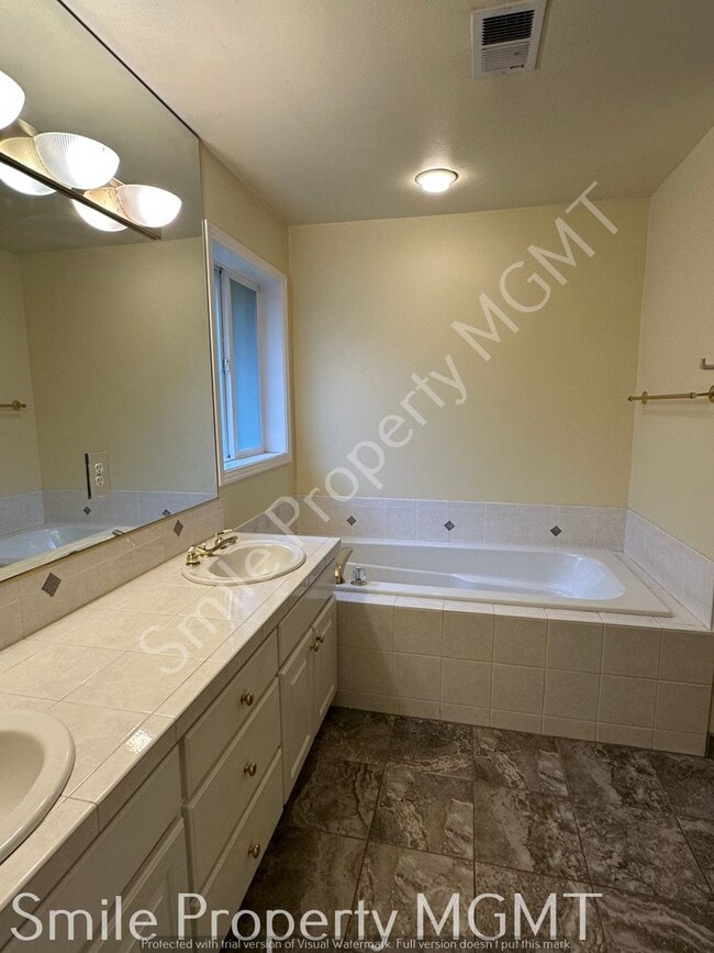 Building Photo - single house