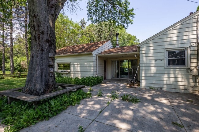 Building Photo - Come home to the serenity of Mequon-Thiensville