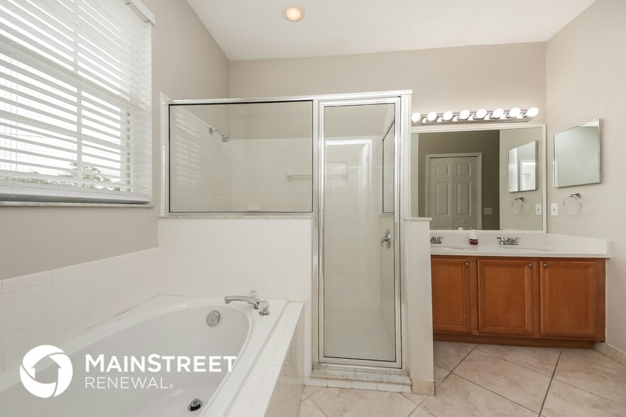 Building Photo - 710 Paris Dr