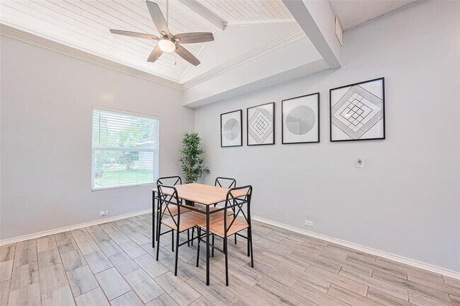 Building Photo - 8711 Pines Pl Dr