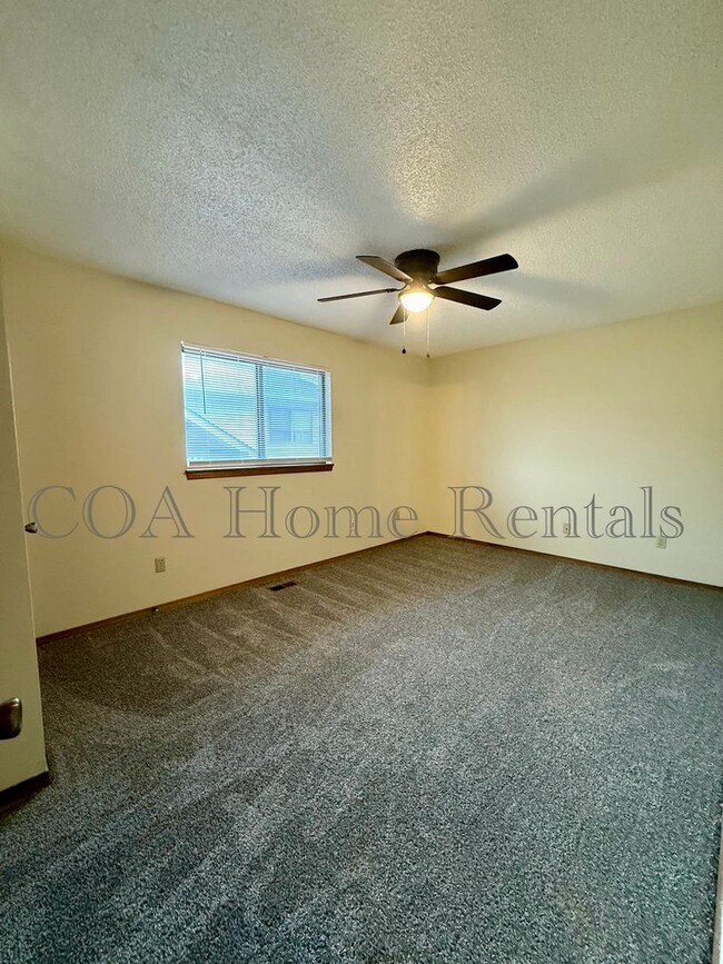 Building Photo - West Side Townhome