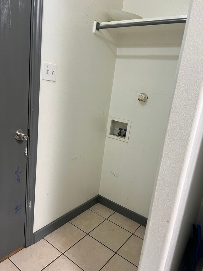 Building Photo - 3016 Hillsdale Ave