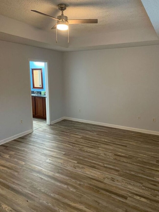 Building Photo - Townhome in LIVE OAK! MOVE IN READY NOW!!