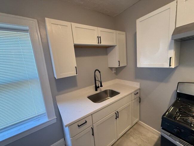 Building Photo - 654 N Lamon Ave