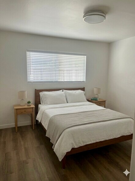 Building Photo - 411 Lawrence Dr