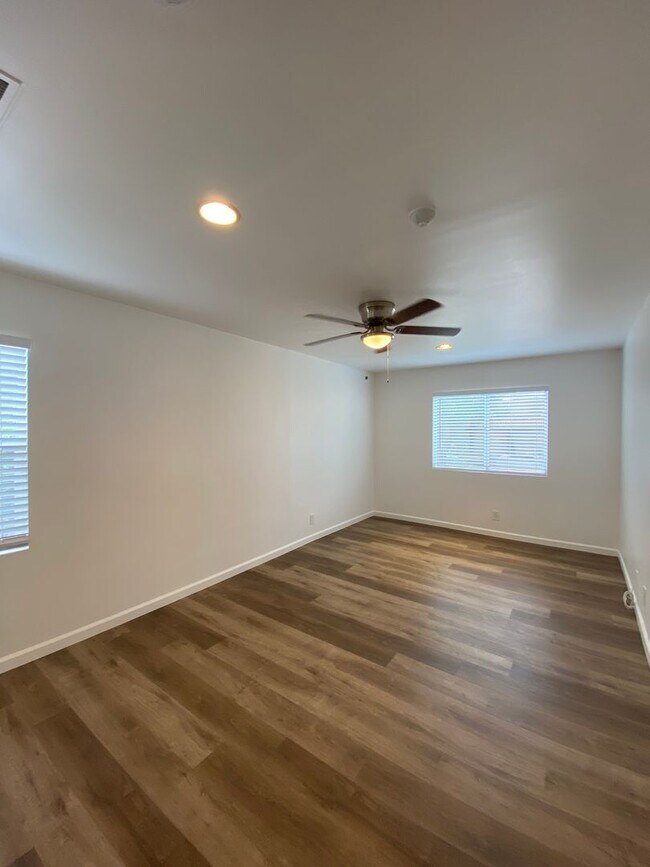 Building Photo - Long Beach: 4 bedroom 3 bath with Spacious...