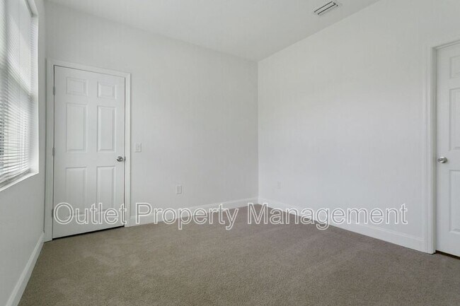 Building Photo - 1649 Lake Dr