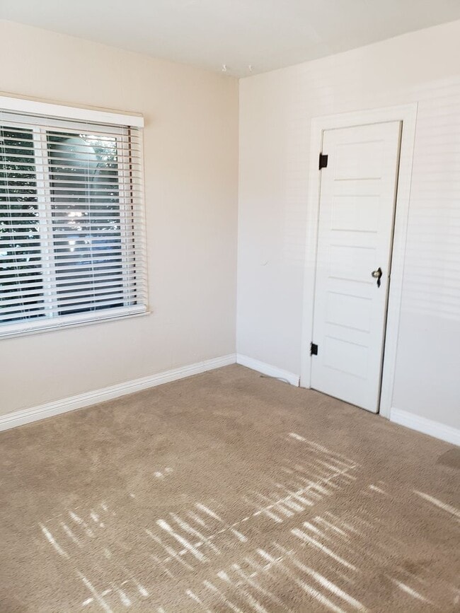 Building Photo - ROOMMATE ADDITION (1) -PLEASE CONTACT ISAB...
