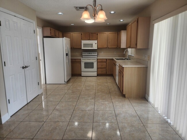 Building Photo - Spacious 3bed/2.5 bath Home in Orlando