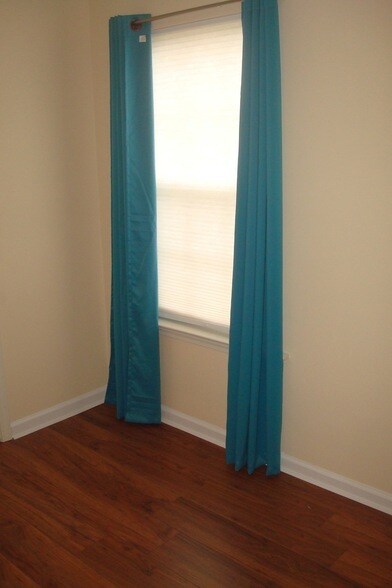 Building Photo - 425 Reavis Ave