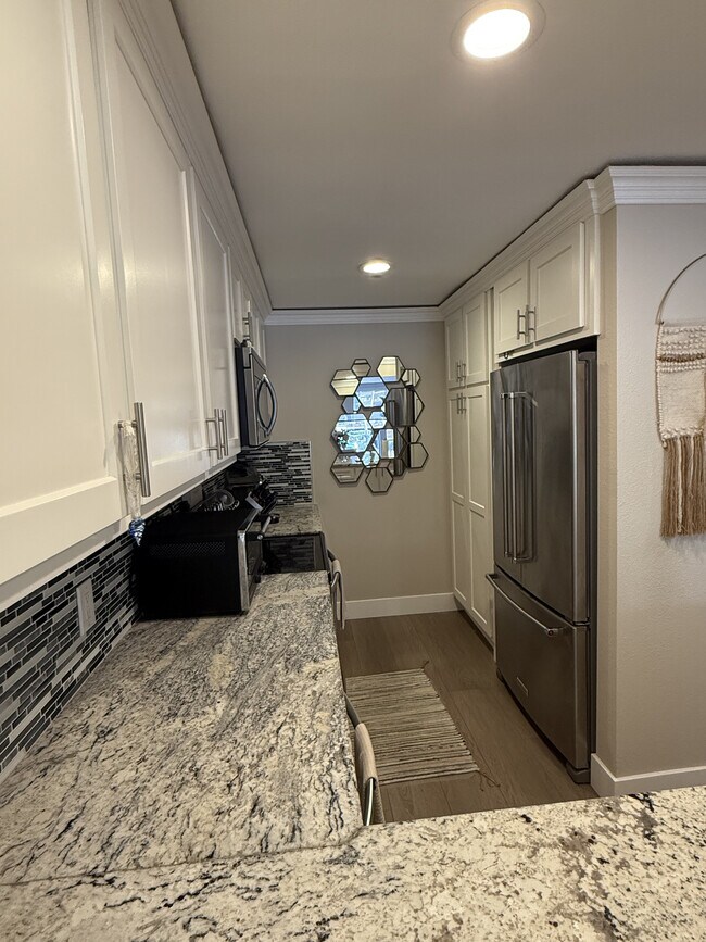 Building Photo - 9125 Marina Pacifica Dr