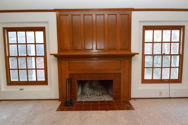 Building Photo - Cute Home in Beverly Glen Area