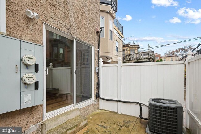 Building Photo - 2339 Catharine St