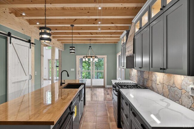 Building Photo - 308 Acres Ct