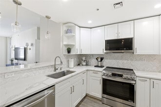 Building Photo - 511 SE 5 Ave