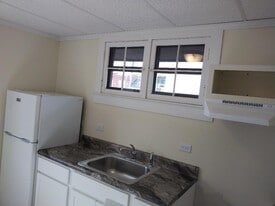 Building Photo - 16 Oak St