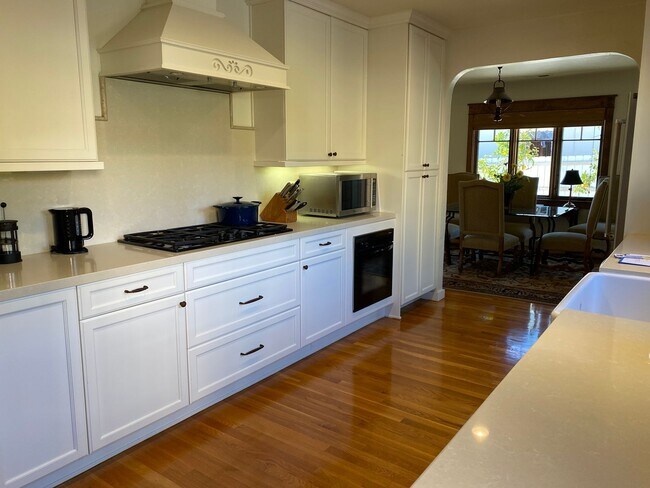 Building Photo - FLEXIBLE FULLY FURNISHED Point Loma Home! AC! All Utilities Included!