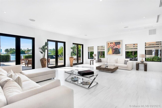 Building Photo - 2700 N Bay Rd