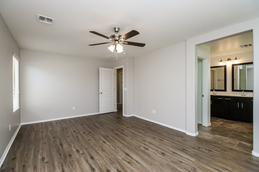 Building Photo - 92 E Catclaw St