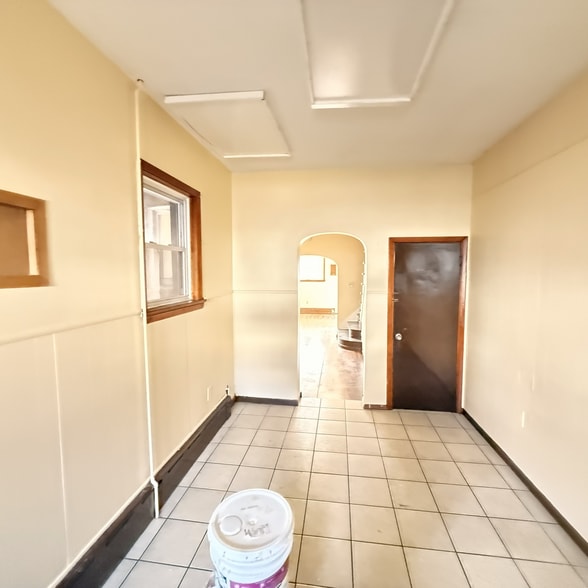 Building Photo - 713 S Front St