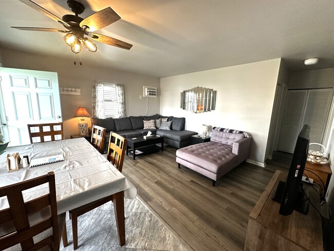 Building Photo - ANNUAL - Beachy 2 bed 1 bath condo near th...