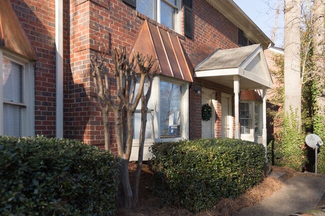 Building Photo - 2 BR Townhouse