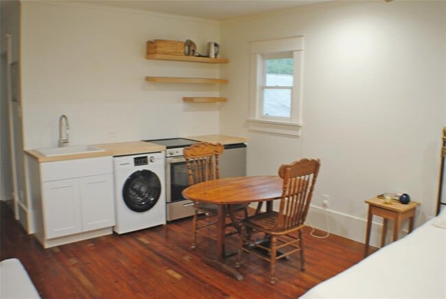 Building Photo - 508 1/2 Bayland Ave