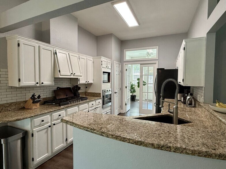 Building Photo - 2205 Tanglevine Dr
