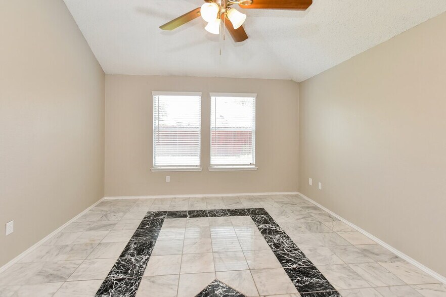Building Photo - 2208 Sumac Dr