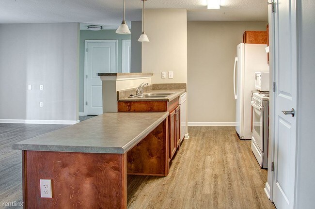 Building Photo - 3 br, 1 bath Apartment - Brennan Pointe II