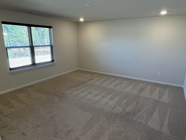 Building Photo - Spacious 5 Bed home in East Charlotte