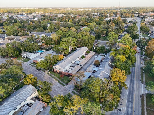 Building Photo - 9654 Westview Dr