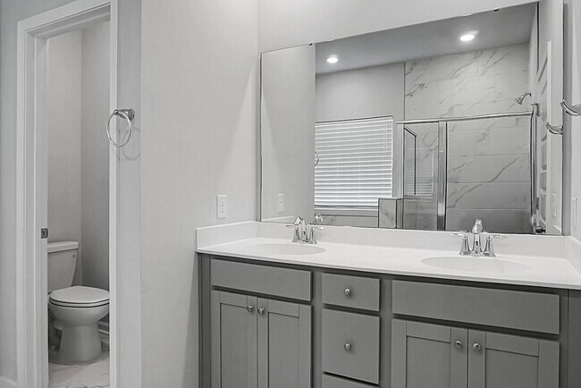 Building Photo - 5 Bedroom, 3.5 Bath, Beautiful Summerville Home, Master on Main