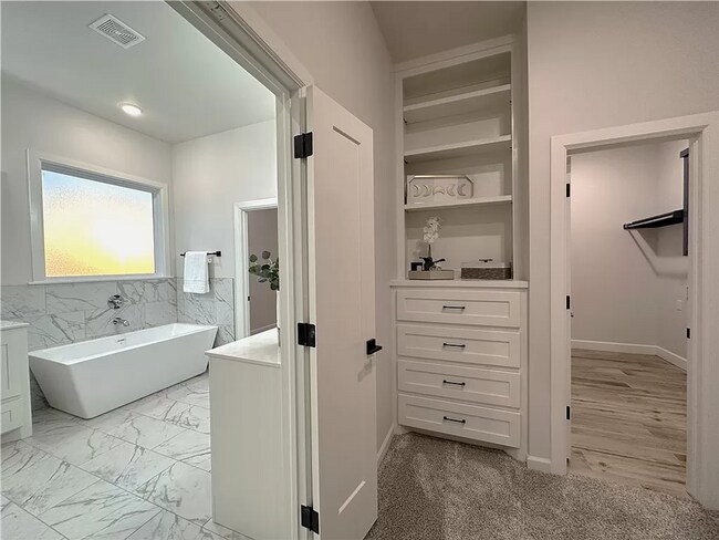 Building Photo - Luxarious 3BD/2BTH Home off of JKP Turnpik...