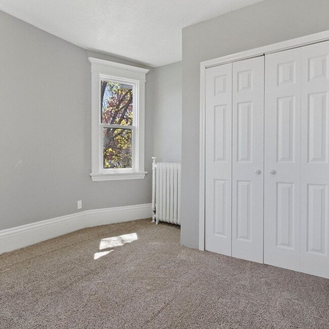 Building Photo - Large 4 bedrooms house near Macalaster